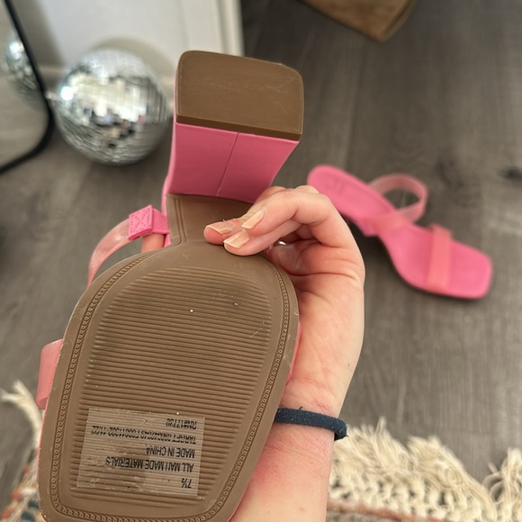 Pink block heels with rubber straps - Picture 3 of 4